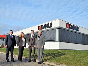 Freuen sich über eine Win-Win-Situation am Standort Rödental (von links): Henry Asmussen, Helgard Gengnagel (Firma Kupek), Marco Steiner und Rolf Kupek. Foto: Rainer Lutz