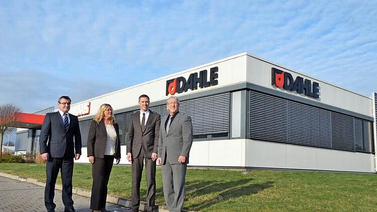 Freuen sich über eine Win-Win-Situation am Standort Rödental (von links): Henry Asmussen, Helgard Gengnagel (Firma Kupek), Marco Steiner und Rolf Kupek. Foto: Rainer Lutz