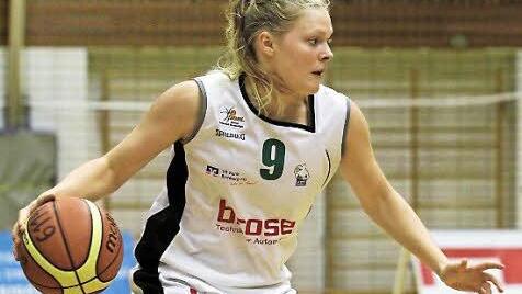 Tonia Lohnei&szlig;, die zuletzt im Mai 2015 im Zweitliga-Finale gegen Keltern f&uuml;r die DJK Brose aktiv war, wird k&uuml;nftig wieder f&uuml;r ihren Heimatverein auf Korbjagd gehen. Foto: sportpress