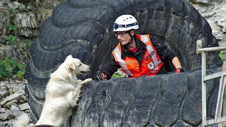 "Pepper" lernt das Suchen und Finden von Vermissten.  Fotos: privat/Malbrich