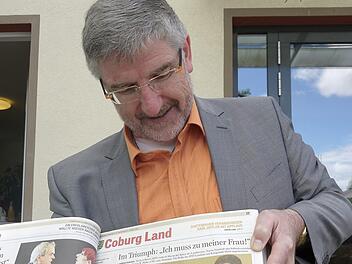 So fing alles an: Michael Busch mit dem  Coburger Tageblatt vom Tag nach seiner Wahl zum Coburger Landrat am 16. März 2008. Zum 1. Mai, also vor genau  zehn Jahren, übernahm er offiziell das Amt - einen Tag  später war sein erster Arbeitstag im Landratsamt.Berthold Köhler