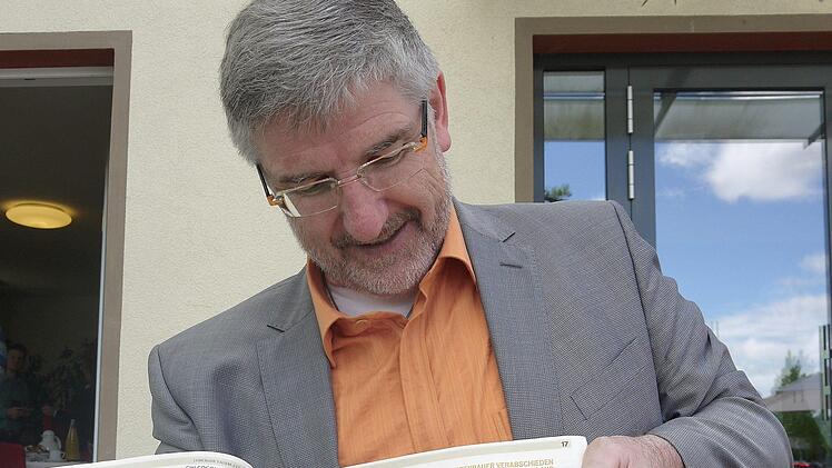 So fing alles an: Michael Busch mit dem  Coburger Tageblatt vom Tag nach seiner Wahl zum Coburger Landrat am 16. März 2008. Zum 1. Mai, also vor genau  zehn Jahren, übernahm er offiziell das Amt - einen Tag  später war sein erster Arbeitstag im Landratsamt.Berthold Köhler