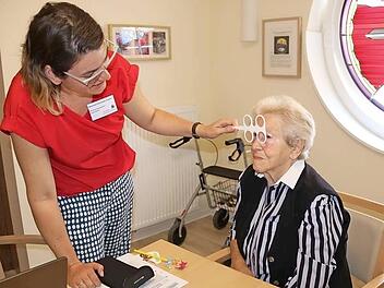 Die Sehüberprüfung durch die Augenoptikermeisterin Alexandra Schüßler-Englert zeigt: Oftmals schätzen Senioren ihr Sehvermögen besser ein, als es tatsächlich ist. Foto: Blindeninstitut