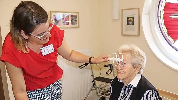 Die Sehüberprüfung durch die Augenoptikermeisterin Alexandra Schüßler-Englert zeigt: Oftmals schätzen Senioren ihr Sehvermögen besser ein, als es tatsächlich ist. Foto: Blindeninstitut