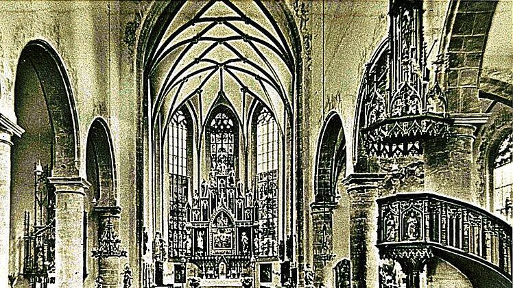 Die Pfarrkirche St. Maria Magdalena noch mit Mittelgang. Erst bei einer Kirchenrenovierung Ende der 70er Jahre des letzten Jahrhunderts wurde er entfernt. Foto: Archiv Toni Hiller