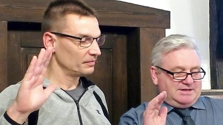 Bürgermeister Alfons Hartlieb nahm Matthias Kuhn (links) den Amtseid ab. Kuhn ist Nachfolger für Hilmar Folger, der aus gesundheitlichen Gründen aus dem Gremium ausschied.