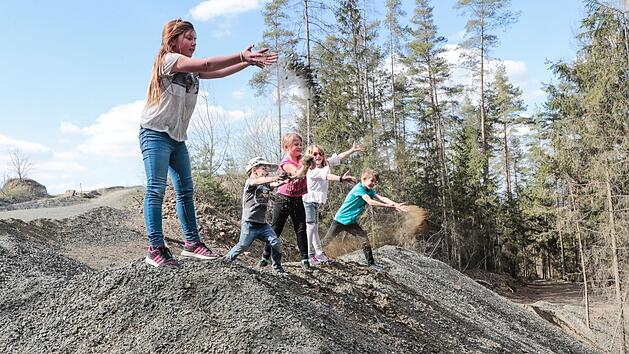 Action, Abenteuer und jede Menge Blödsinn: Chayenne, Lars, Zeraphina, Luise und Leonhard toben sich auf dem Zeilberg aus. Foto: Matthias Hoch