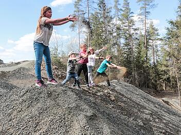 Action, Abenteuer und jede Menge Blödsinn: Chayenne, Lars, Zeraphina, Luise und Leonhard toben sich auf dem Zeilberg aus. Foto: Matthias Hoch