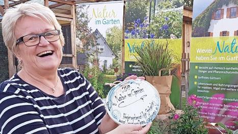 Birgit Baier vom Gartenbaukreisverband (Bild) und die Fachberater &uuml;berreichen get&ouml;pferte Plaketten und Pflanzen an die Gewinner.