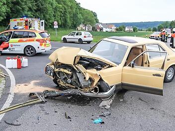 An der Einm&uuml;ndung nach Dippach passierte der Unfall. Dabei wurde ein Oldtimer-Mercedes schwer besch&auml;digt.  Fotos: News5/Ferdinand Merzbach