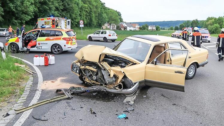 An der Einm&uuml;ndung nach Dippach passierte der Unfall. Dabei wurde ein Oldtimer-Mercedes schwer besch&auml;digt.  Fotos: News5/Ferdinand Merzbach