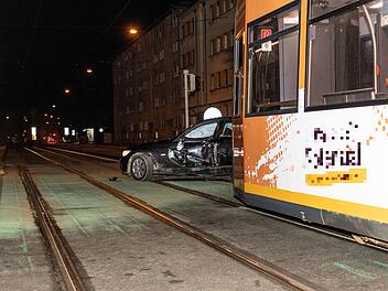 Beim Linksabbiegen: BMW &uuml;bersieht Stra&szlig;enbahn