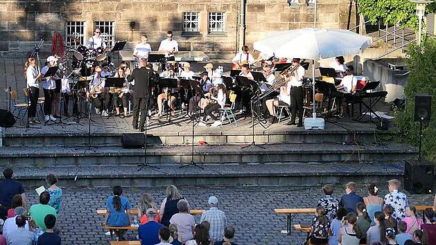 Im Innenhof des Herder-Gymnasiums begeisterte die Big Band mit ihren Rhythmen.