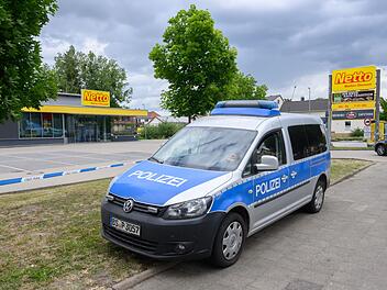 Mann fährt auf Beamtinnen zu – Polizei schießt