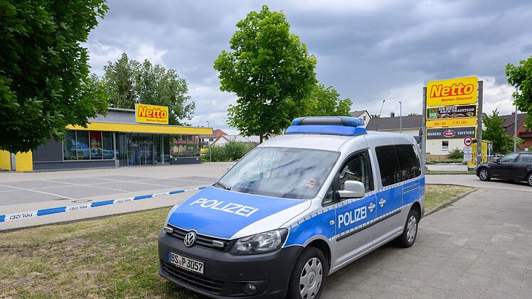 Mann fährt auf Beamtinnen zu – Polizei schießt