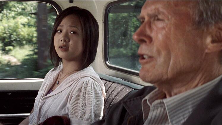 Walt (Clint Eastwood) hat Sue (Ahney Her) aus einer brenzligen Situation geholt.