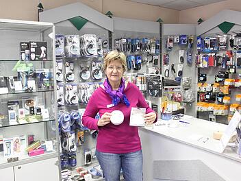 Ein kleines Gerät, das Menschen warnt und Leben retten kann: Brigitte Schlederer mit einem Rauchmelder der Firma Stabo für 8,99 Euro. Foto: Groscurth