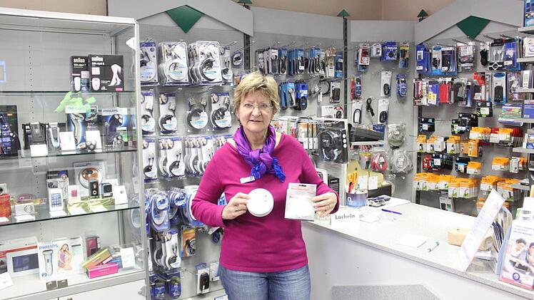 Ein kleines Gerät, das Menschen warnt und Leben retten kann: Brigitte Schlederer mit einem Rauchmelder der Firma Stabo für 8,99 Euro. Foto: Groscurth