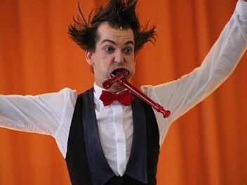 Gabor Vosteen alias "Der Flötenmann" spielte auf bis zu fünf Blockflöten gleichzeitig und bot dabei Comedy. Foto: BKO