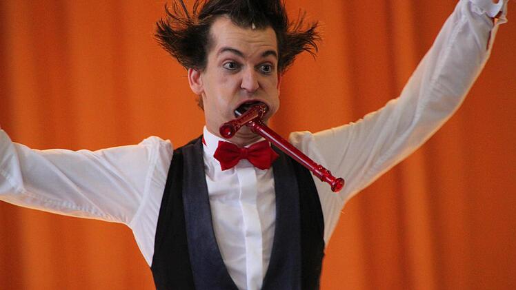 Gabor Vosteen alias "Der Flötenmann" spielte auf bis zu fünf Blockflöten gleichzeitig und bot dabei Comedy. Foto: BKO