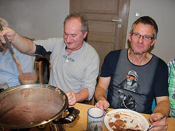 Spitzenkoch Peter Wild (links) und Michael Klaus genießen das Festmahl. Foto: Sabrina Friedrich