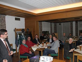 Redaktionsleiter Alexander Müller (links) informierte beim ersten Leser-Stammtisch in Thurnau über die Bayerische Rundschau und das Internet-Portal www.infranken.de. Fotos: Jürgen Gärtner