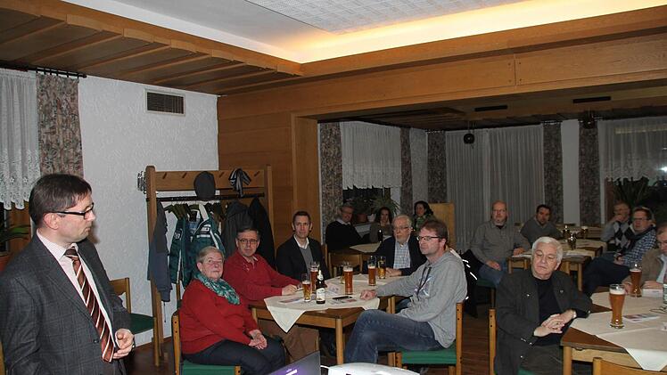 Redaktionsleiter Alexander Müller (links) informierte beim ersten Leser-Stammtisch in Thurnau über die Bayerische Rundschau und das Internet-Portal www.infranken.de. Fotos: Jürgen Gärtner