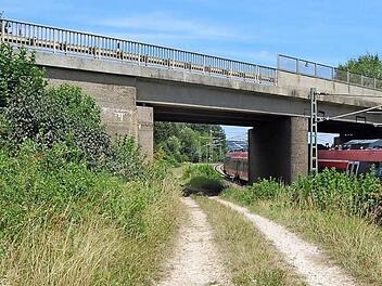 Durch die Erneuerung der Bahnbrücke bei Redwitz ist der Bau einer Behelfsumfahrung geplant.   Foto: A. Welz