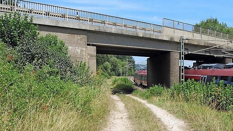 Durch die Erneuerung der Bahnbrücke bei Redwitz ist der Bau einer Behelfsumfahrung geplant.   Foto: A. Welz