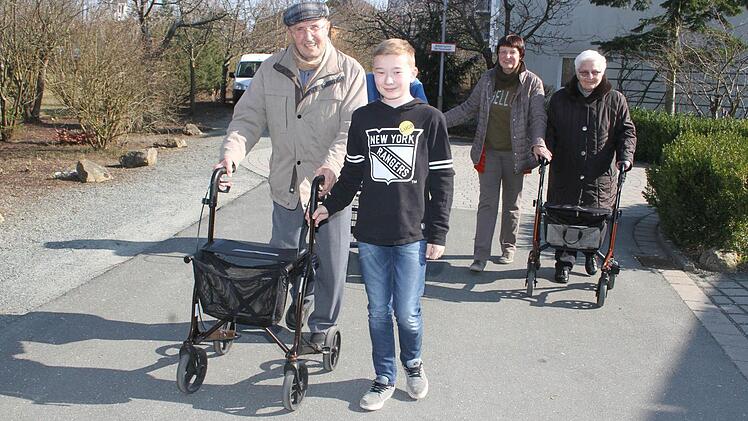 Auch einige rüstige Senioren, die noch ganz gut zu Fuß sind, machten beim Spaziergang mit Rollator mit.