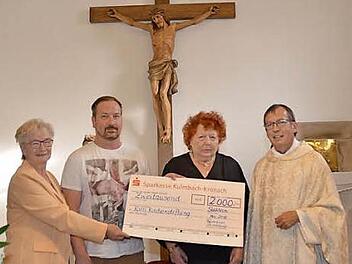 Spendenübergabe der Theatergruppe St. Wolfgang an die Katholische Kirchenstiftung Stockheim. Das Bild zeigt (von links): Elvira Ludwig (Kirchenpflegerin), Alexander Ludwig (Theatergruppe), Elfriede Stey (Theatergruppe) und Pfarrer Hans-Michael Dinkel. Foto: Karl-Heinz Hofmann