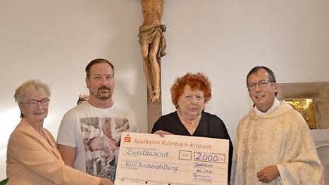 Spendenübergabe der Theatergruppe St. Wolfgang an die Katholische Kirchenstiftung Stockheim. Das Bild zeigt (von links): Elvira Ludwig (Kirchenpflegerin), Alexander Ludwig (Theatergruppe), Elfriede Stey (Theatergruppe) und Pfarrer Hans-Michael Dinkel. Foto: Karl-Heinz Hofmann