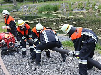Die große Feuerwehrnachwuchs arbeitete schnell und exakt und brachte nach sehr kurzer Zeit den Saugschlauch ins Wasser. Foto: Michael Stelzner