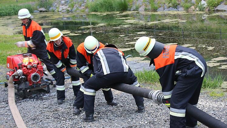Die große Feuerwehrnachwuchs arbeitete schnell und exakt und brachte nach sehr kurzer Zeit den Saugschlauch ins Wasser. Foto: Michael Stelzner