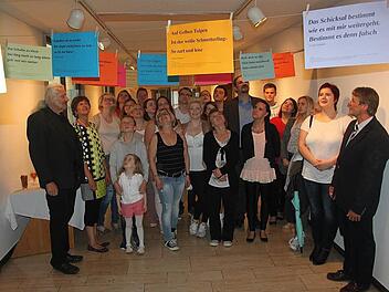 Sie sind stolz auf ihr kreatives Schreiben - hier die Schülerinnen der Krankenpflegeschule mit Ingo Cesaro, dem Leiter der Krankenpflegeschule Matthias Lau, der Klassenleiterin Petra Engelhardt und dem stellvertretenden Landrat Gerhard Wunder. Foto: Veronika Schadeck