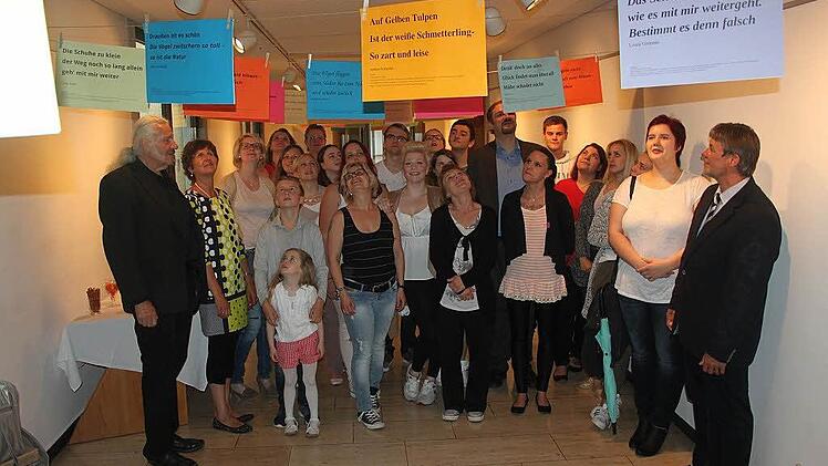 Sie sind stolz auf ihr kreatives Schreiben - hier die Schülerinnen der Krankenpflegeschule mit Ingo Cesaro, dem Leiter der Krankenpflegeschule Matthias Lau, der Klassenleiterin Petra Engelhardt und dem stellvertretenden Landrat Gerhard Wunder. Foto: Veronika Schadeck