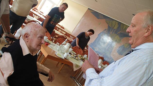 Philipp Dumproff (links) wurde von Kreisvorsitzendem Heinz Wittmann als Gr&uuml;ndungsmitglied des VdK-Ortsverbands geehrt.  Foto: Gerda V&ouml;lk