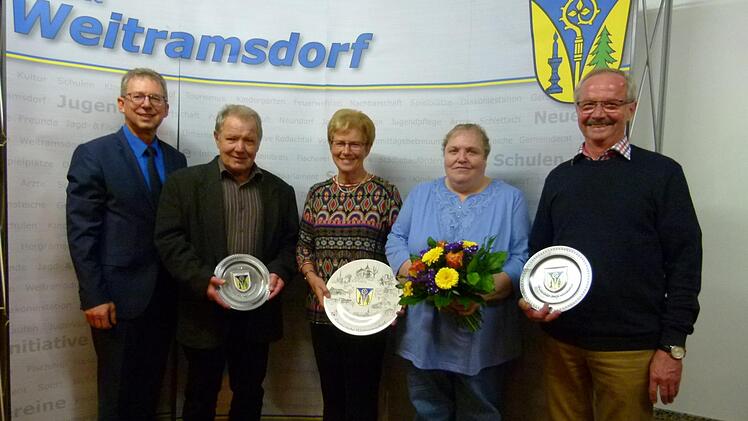 Auch Ehrenamtliche erfuhren eine Auszeichnung (von links): Wolfgang Bauersachs, Gerold Kräußlich, Gertrud Keller, Angeilka Walter, Heinrich Ruppert Foto: Doris Weidner