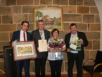 Bei der Verabschiedung (v. l): Bürgermeister Torsten Gunselmann, Hermann und Edeltraut Seebauer, Zweiter  Bürgermeister Sebastian Schwarzmann als Vertreter der Gemeinderäte Foto: Sylvia Hubele