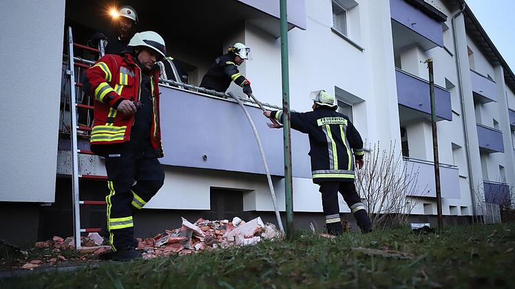 Den Brand hatte die Kronacher Feuerwehr um Kommandant Martin Panzer (rote Jacke) schnell unter Kontrolle. Foto: Marian Hamacher