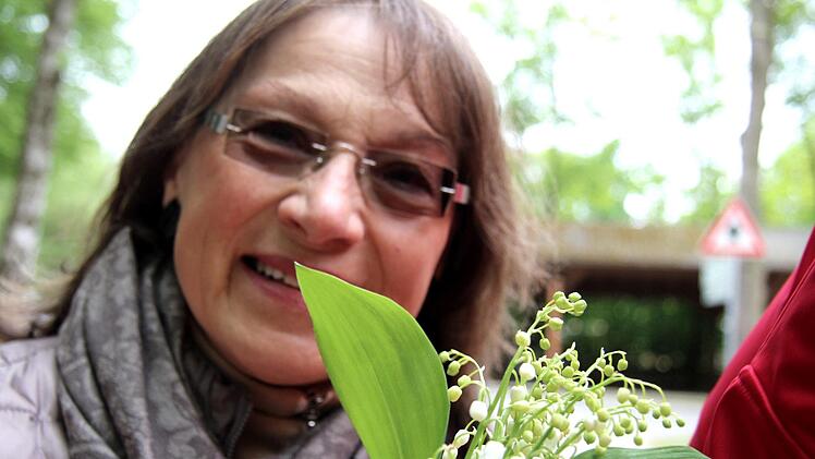 Traditionell bekam Zweite Bürgermeisterin Renate Schroff am Mai ein Maisträußchen von Heiner Kaltenhäußer.Richard Sänger