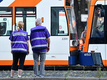 Aufgrund eines Auffahrunfalls zweier Stra&szlig;enbahnen wurden 21 Personen verletzt. Foto: Rene Priebe/dpa
