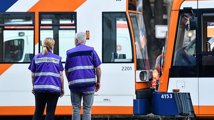Aufgrund eines Auffahrunfalls zweier Stra&szlig;enbahnen wurden 21 Personen verletzt. Foto: Rene Priebe/dpa
