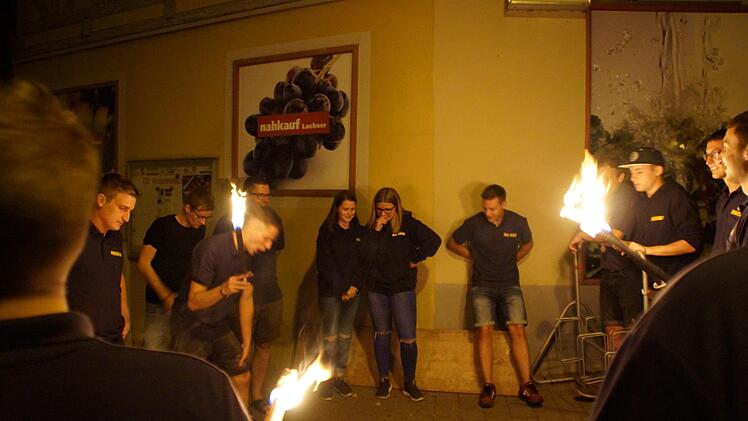 Im Baumloch ist der Sarg begraben.Kirchehrenbacher Kerwasburschen