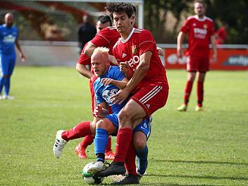 Andreas Gaertig (rotes Trikot) und der VfR Johannisthal wollen beim FC Marktgraitz Punkte für den Klassenerhalt sammeln. Das geht nur mit vollem Einsatz, wie hier gegen Matthias Wildner in der Begegnung gegen die DJK Lichtenfels, die am Sonntag den FC Stockheim zu Gast hat.  Foto: Heinrich Weiß
