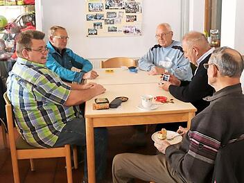 Die Kartelrunde mit Altbürgermeister Ewald Münch (2. v. r.) fühlt sich schon heimisch. Foto: Johanna Blum
