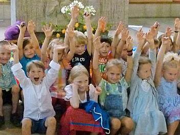 Die Vorschulkinder und Pastoralreferent Sebastian König hatten ihre Freude an der Segnungsfeier.  Foto: Marion Krüger-Hundrup