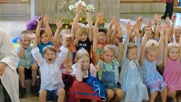 Die Vorschulkinder und Pastoralreferent Sebastian König hatten ihre Freude an der Segnungsfeier.  Foto: Marion Krüger-Hundrup