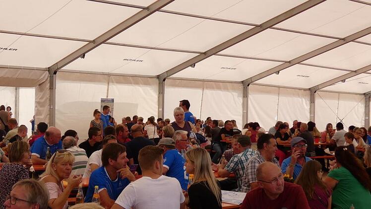 Im gro&szlig;en Festzelt konnten sich die zahlreichen Besucher nach dem Fabrikrundgang st&auml;rken.