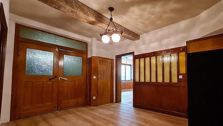 So sieht der neue Eingang aus, die Garderobe ist handwerklich angepasst an das Eck. Rechts im Bild ist die Pellet-Heizung.